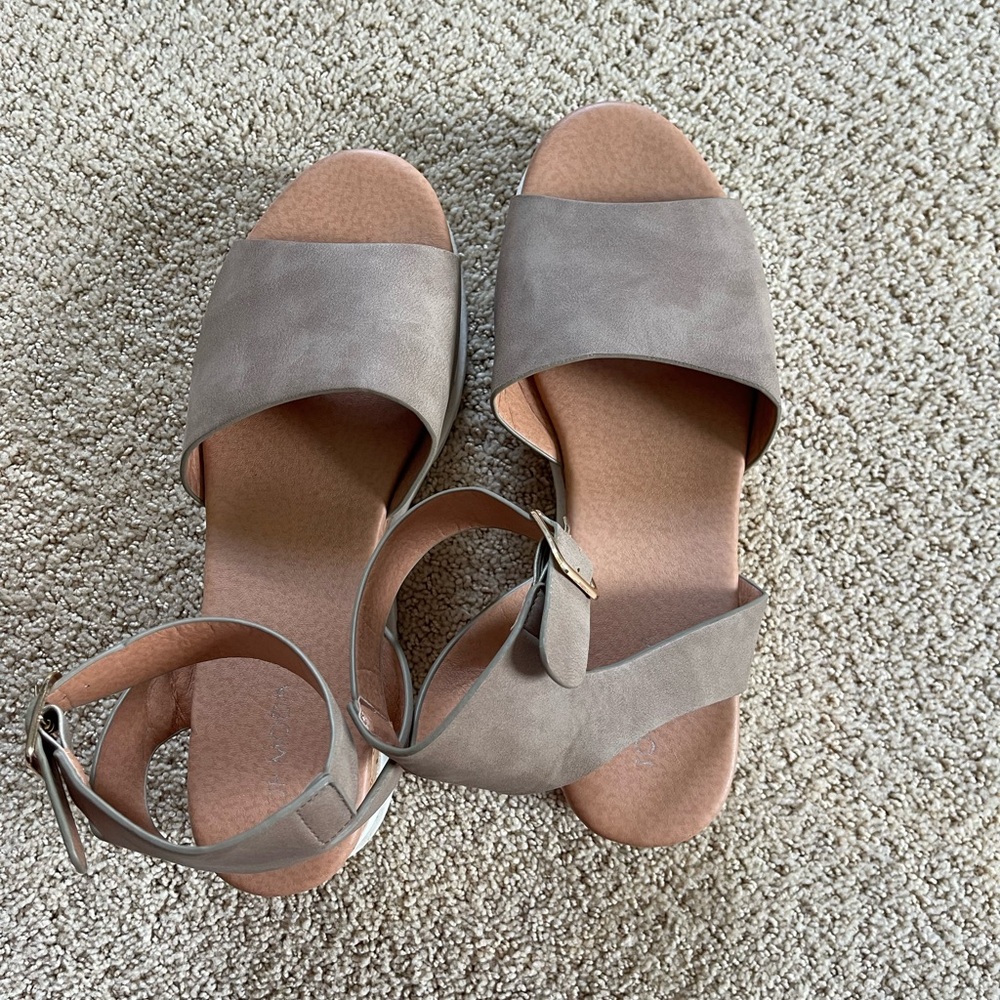 Women's Tan Platform Sandals - Picture 4 of 8